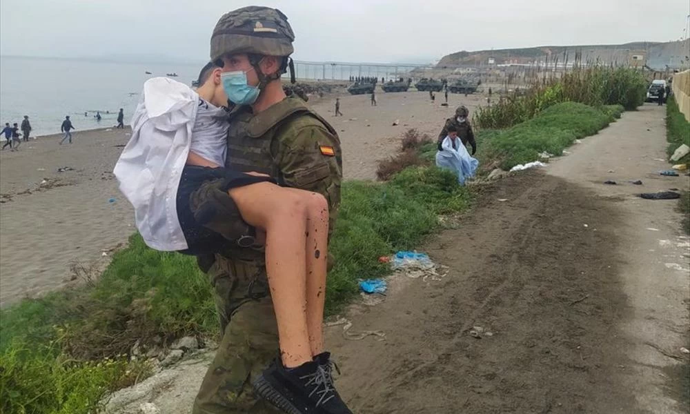 ''Πυρά'' Ισπανίας κατά του Μαρόκου: Εργαλειοποιεί ανήλικα για τα σύνορα